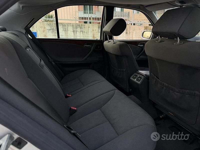 Usata Mercedes E270 Elegance 170 CV (125 kW) 2002 Grigio Berlina