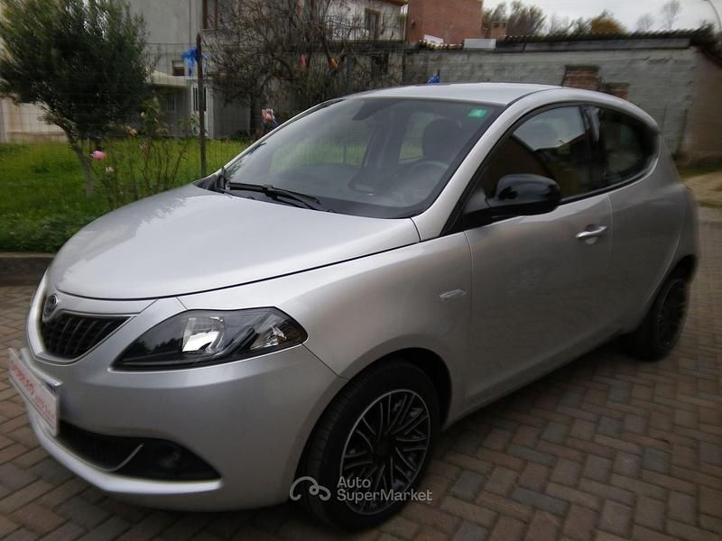 Usata Lancia Ypsilon Gold 69 CV (50 kW) 2021 Grigio Utilitaria
