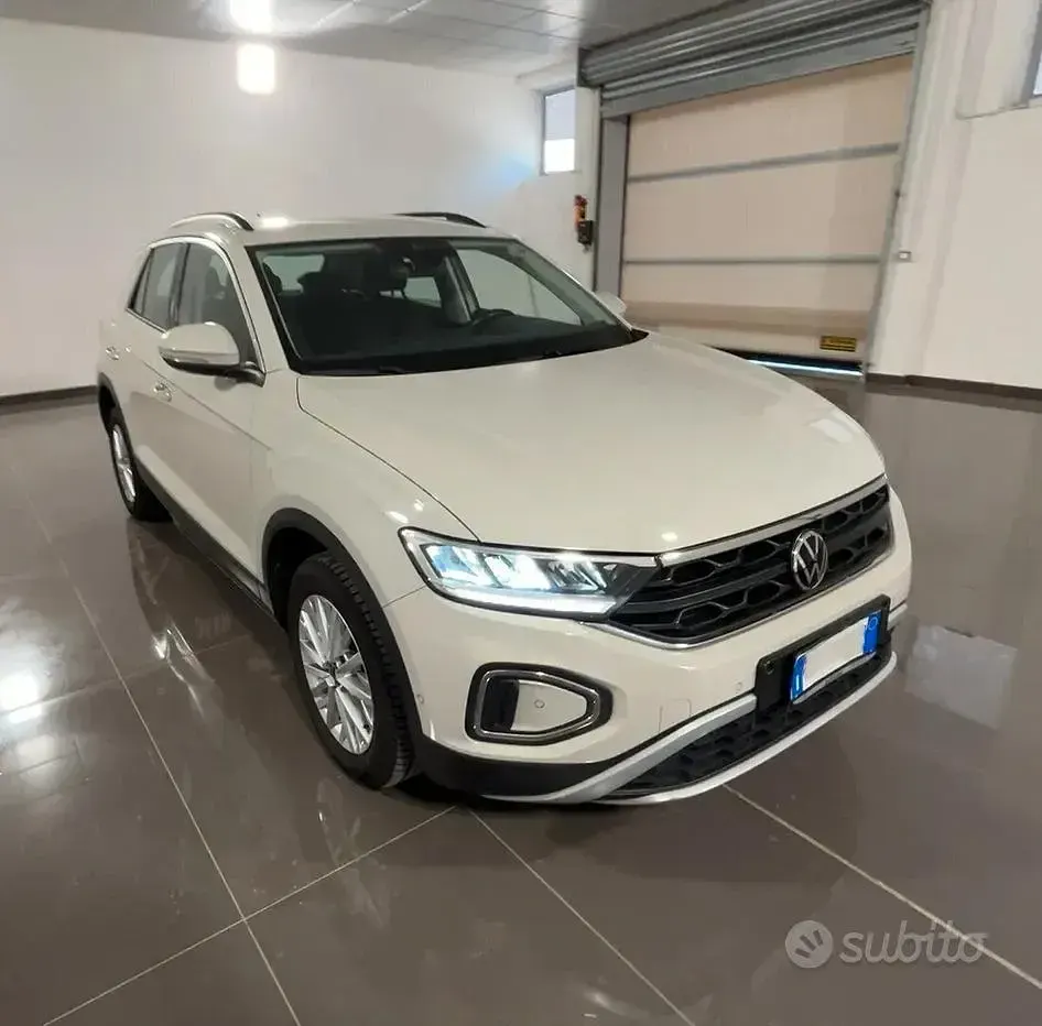 Usata VW T-Roc Life 110 CV (80 kW) 2023 Beige SUV