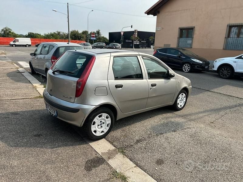 Usata Fiat Punto 80 CV (58 kW) 2002 Argento Utilitaria
