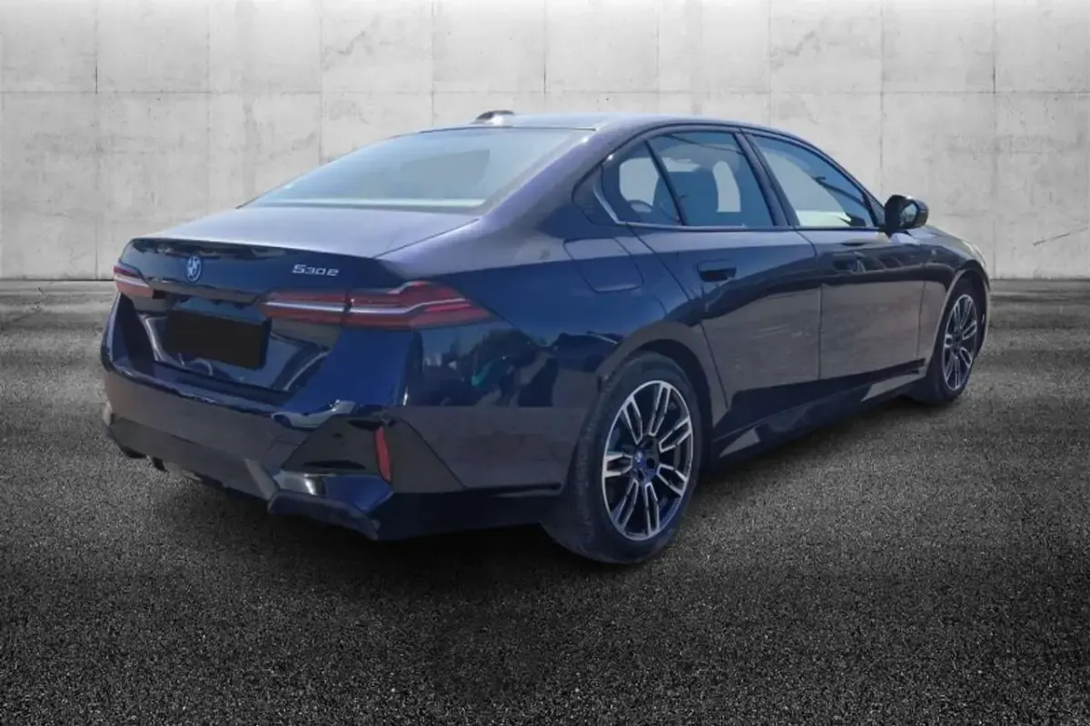 Usata BMW 530e M Sport 299 CV (219 kW) 2024 Blu/azzurro Berlina