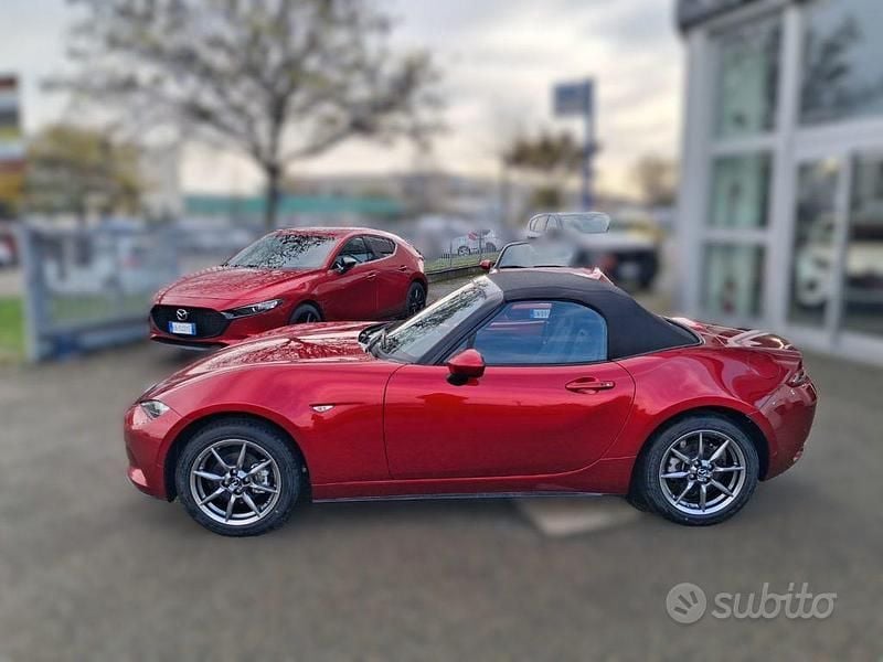 Usata Mazda MX5 Exclusive-Line 132 CV (97 kW) 2024 Soul red crystal Cabrio