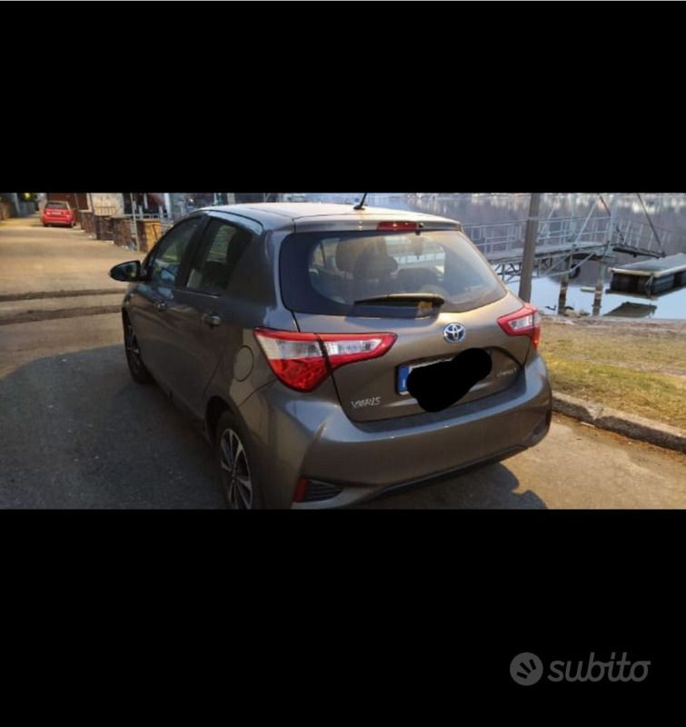 Usata Toyota Yaris Hybrid 73 CV (53 kW) 2018 Grigio Utilitaria