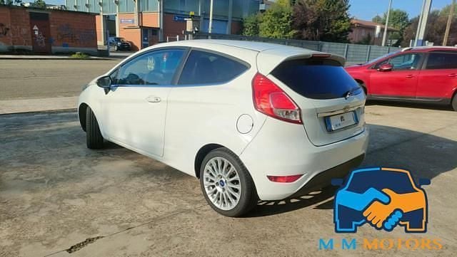 Usata Ford Fiesta Titanium 109 CV (80 kW) 2014 Bianco Utilitaria