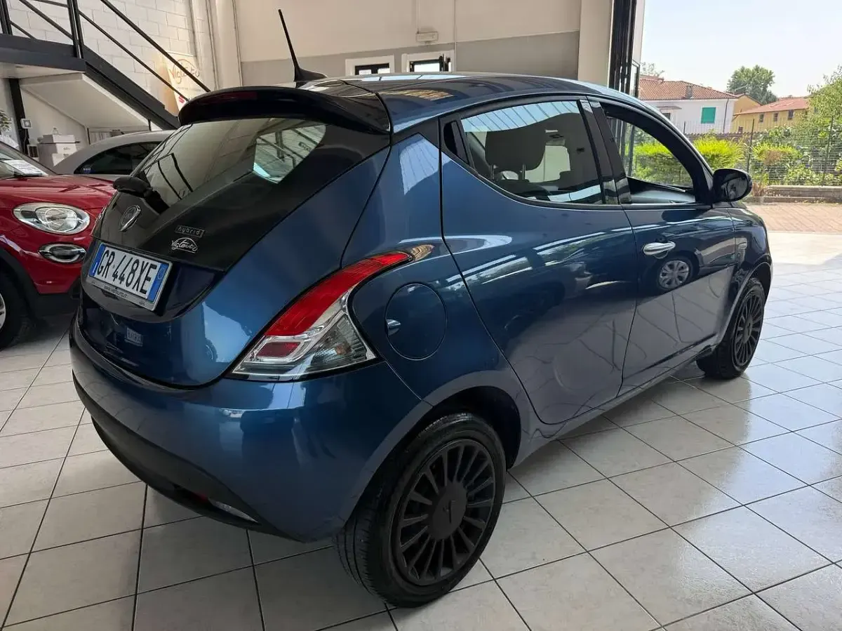 Usata Lancia Ypsilon Silver 69 CV (50 kW) 2023 Blu/azzurro Utilitaria