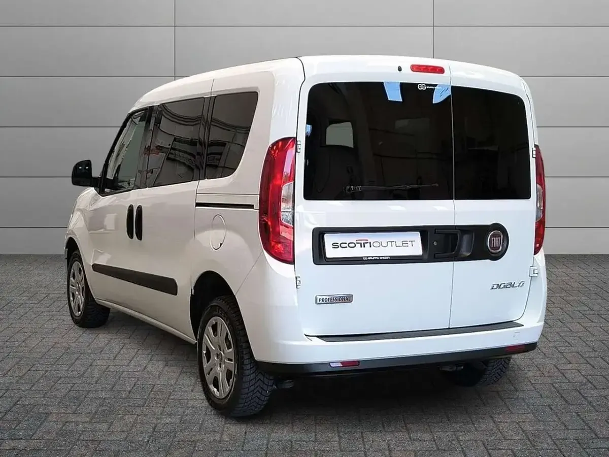 Usata Fiat Doblò Lounge 105 CV (77 kW) 2022 Bianco Monovolume