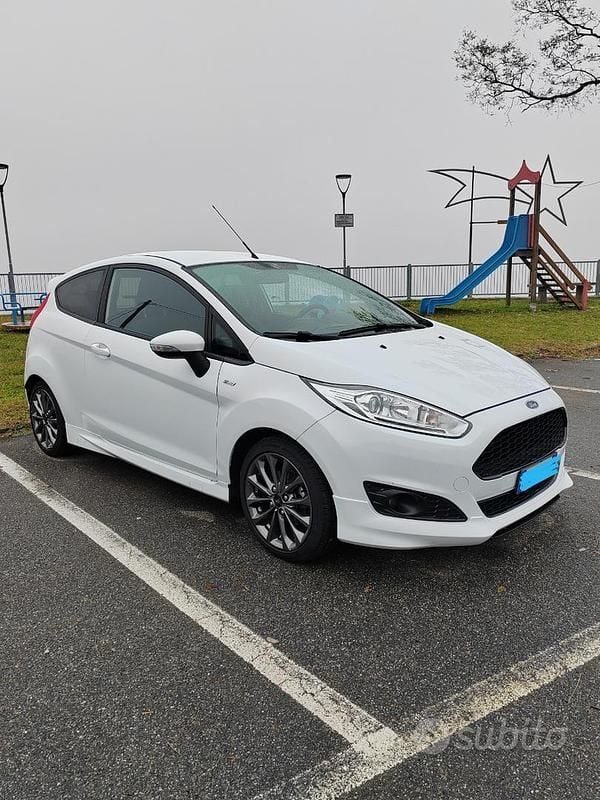 Usata Ford Fiesta ST-Line 75 CV (55 kW) 2017 Bianco Utilitaria