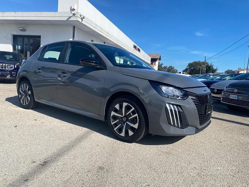Grigio Usata 2024 Peugeot 208 Active Due volumi | 15.990 € (Buon prezzo) - Immagine 1/4