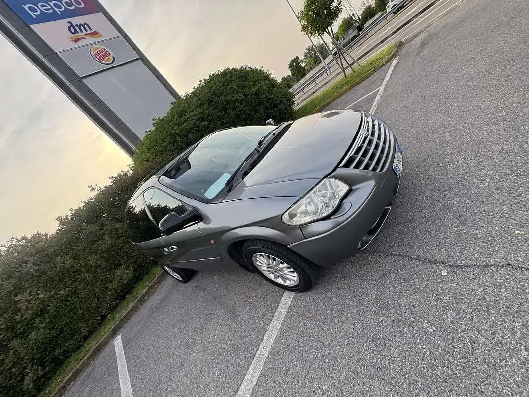 Usata Chrysler Voyager 150 CV (110 kW) 2007 Argento Monovolume