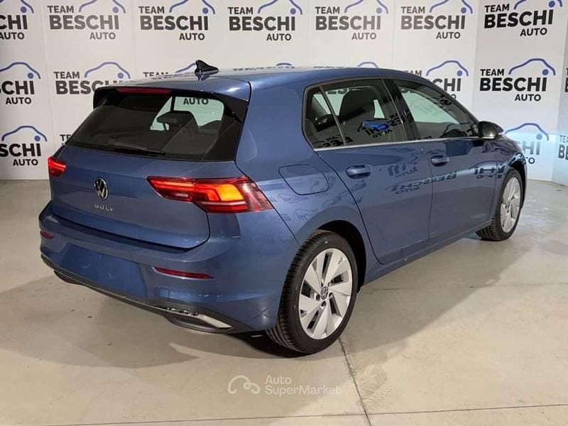 Usata VW Golf VIII Style 150 CV (110 kW) 2025 Blu anemone Berlina