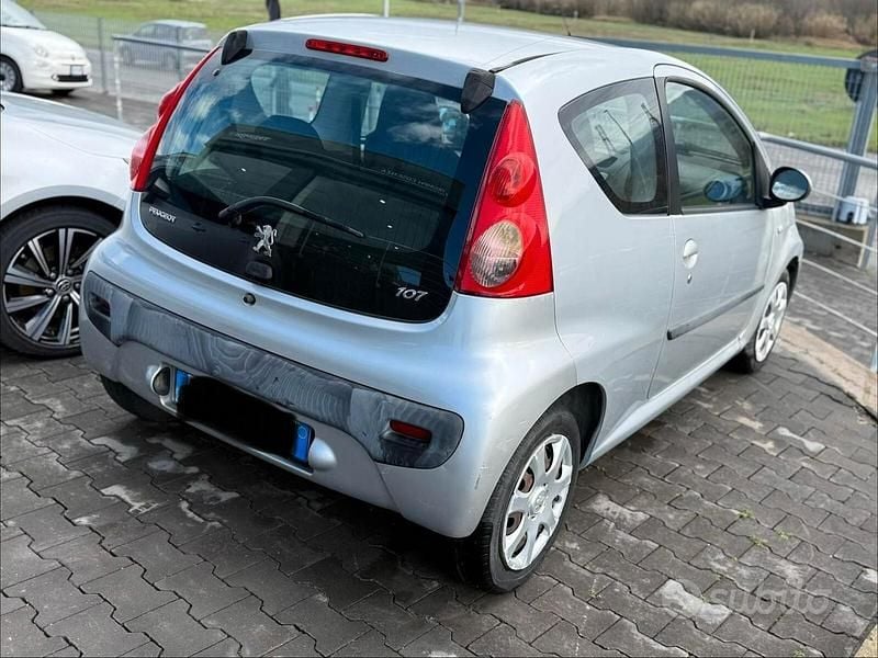 Usata Peugeot 107 68 CV (50 kW) 2010 Grigio Utilitaria
