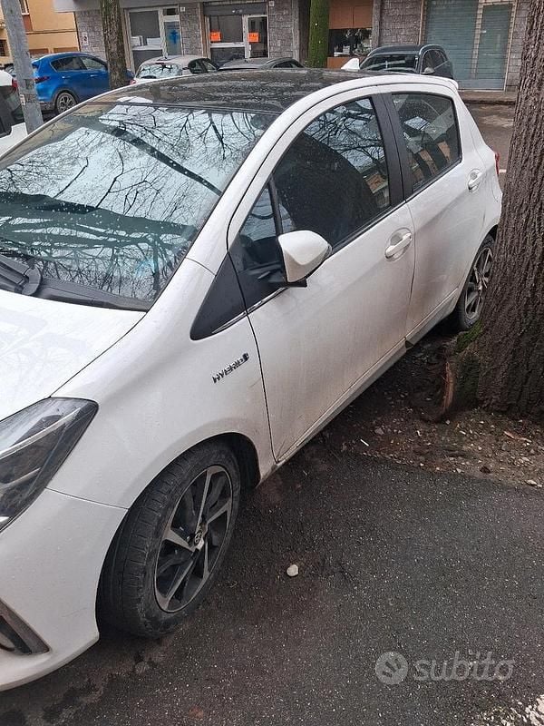 Second-hand Toyota Yaris Business Edition 105 CP (77 kW) 2019 Alb Hatchback