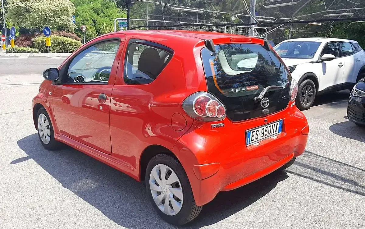 Usata Toyota Aygo 68 CV (50 kW) 2013 Rosso Utilitaria