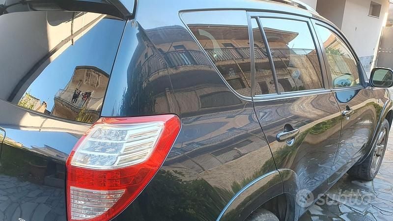 Second-hand Toyota RAV4 150 CP (110 kW) 2011 Negru SUV