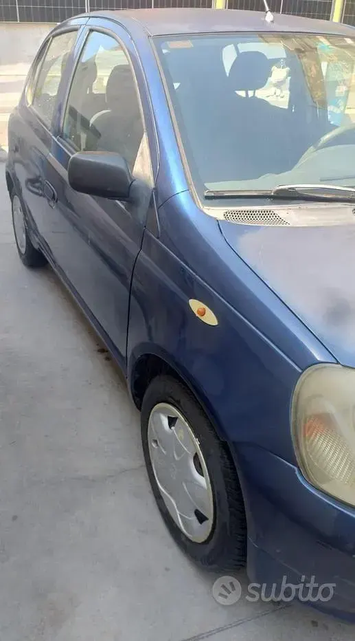 Usata Toyota Yaris 68 CV (50 kW) 2001 Bluazzurro Berlina