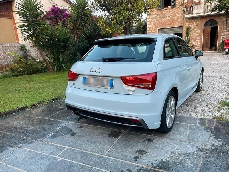 Usata Audi A1 Attraction 122 CV (89 kW) 2012 Blu/azzurro Utilitaria
