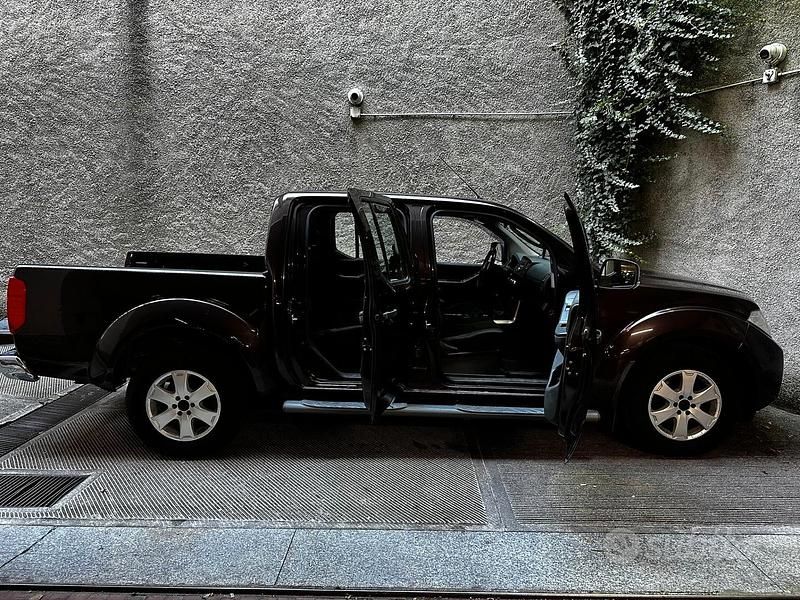 Usata Nissan Navara XE 190 CV (139 kW) 2011 Marrone Pick-up