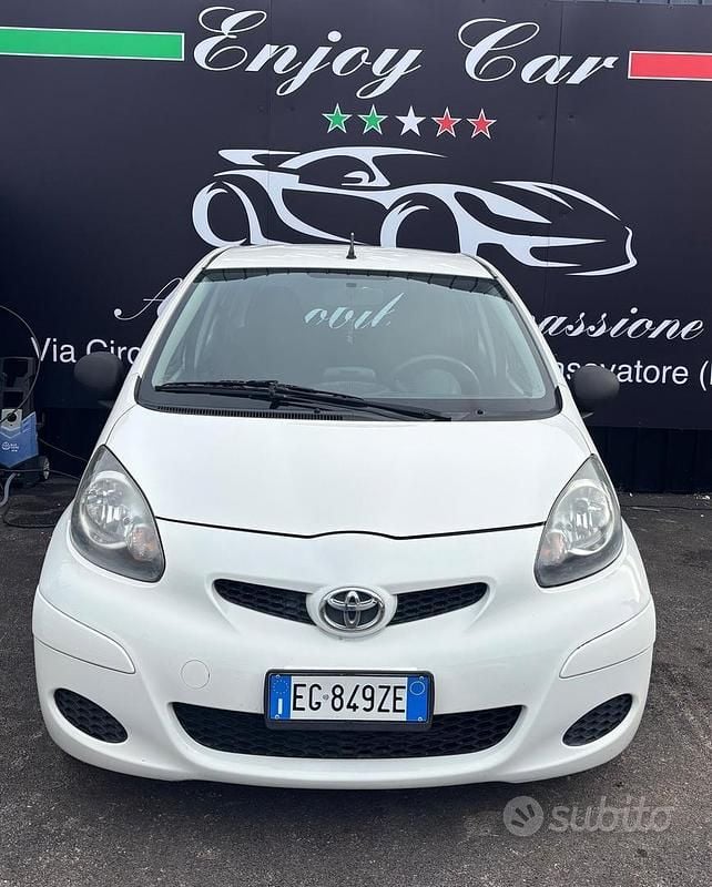Usata Toyota Aygo Connect Style 67 CV (49 kW) 2012 Bianco Utilitaria