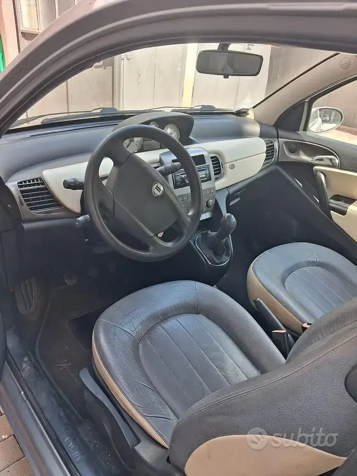 Usata Lancia Ypsilon Platinum 70 CV (51 kW) 2004 Grigio Utilitaria
