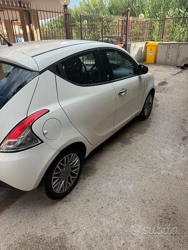Usata Lancia Ypsilon 60 CV (44 kW) 2012 Bianco Utilitaria