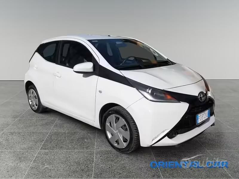 Usata Toyota Aygo Cool 69 CV (50 kW) 2017 Bianco Utilitaria
