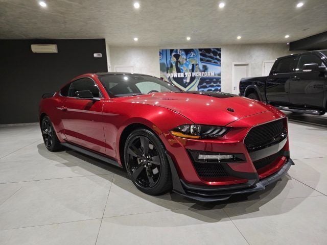 Usata Ford Mustang Fastback 317 CV (233 kW) 2021 Bordeaux perlato Coupé