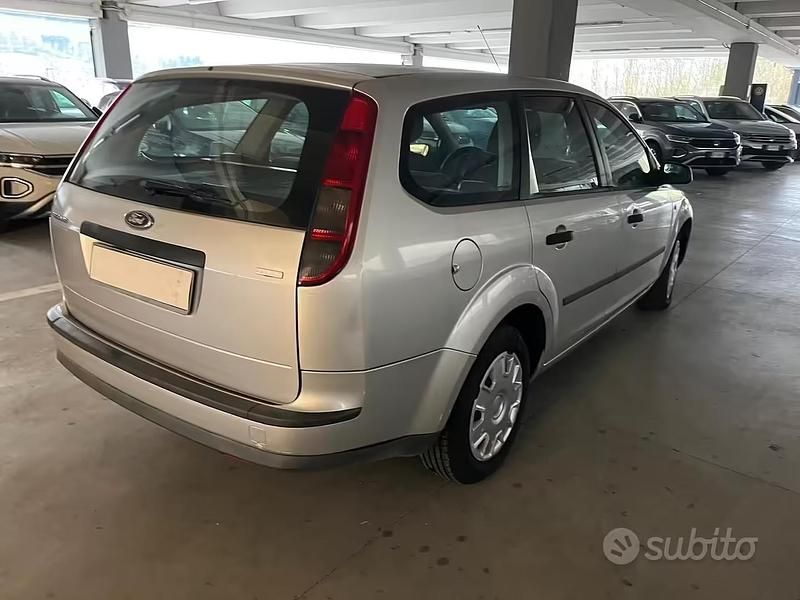Usata Ford Focus 115 CV (84 kW) 2004 Grigio Station wagon