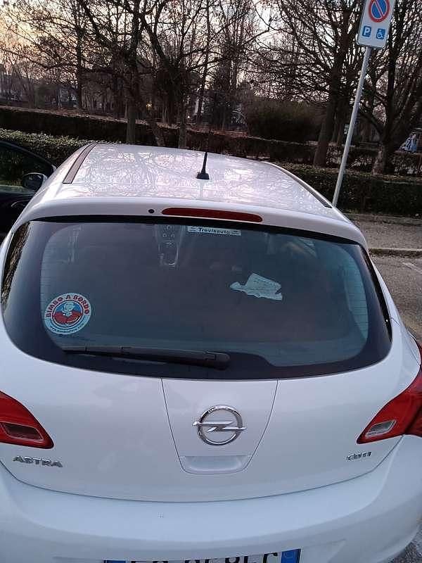 Usata Opel Astra 110 CV (80 kW) 2013 Berlina