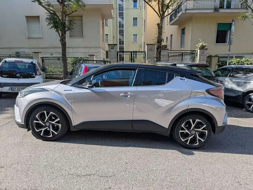 Usata Toyota C-HR Style 98 CV (72 kW) 2017 Argento SUV