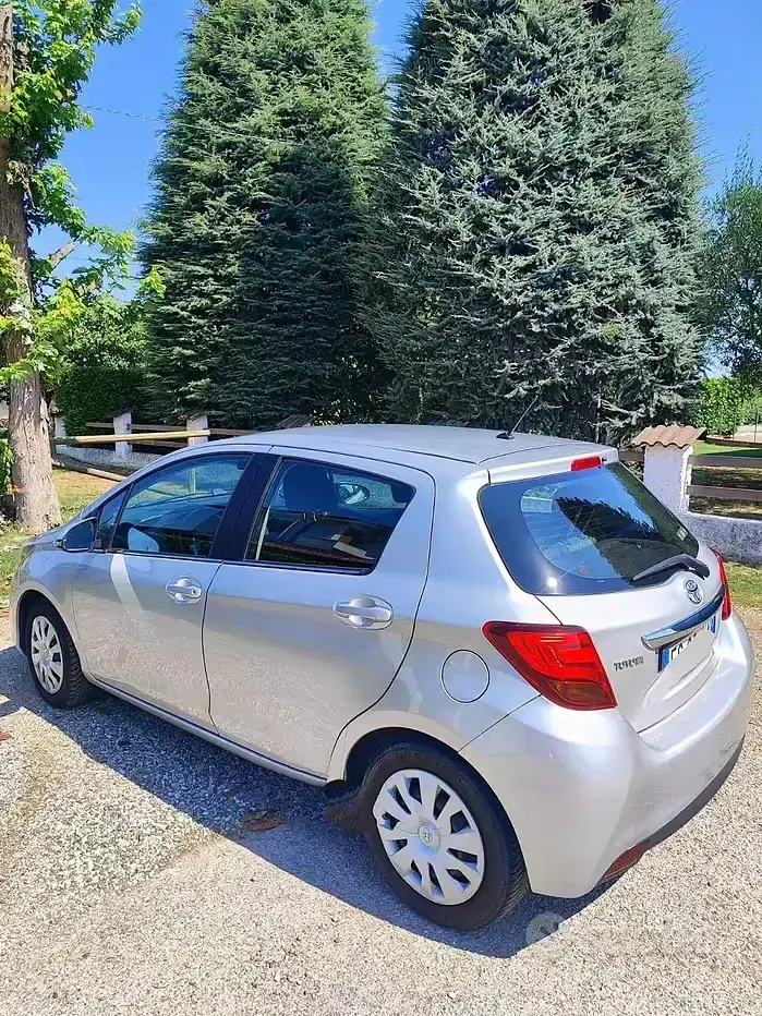 Usata Toyota Yaris 65 CV (47 kW) 2017 Grigio Utilitaria