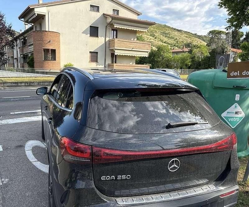 Usata 2022 Mercedes EQA250 Premium Plus SUV | 27.500 € (Ottimo prezzo) - Immagine 1/4