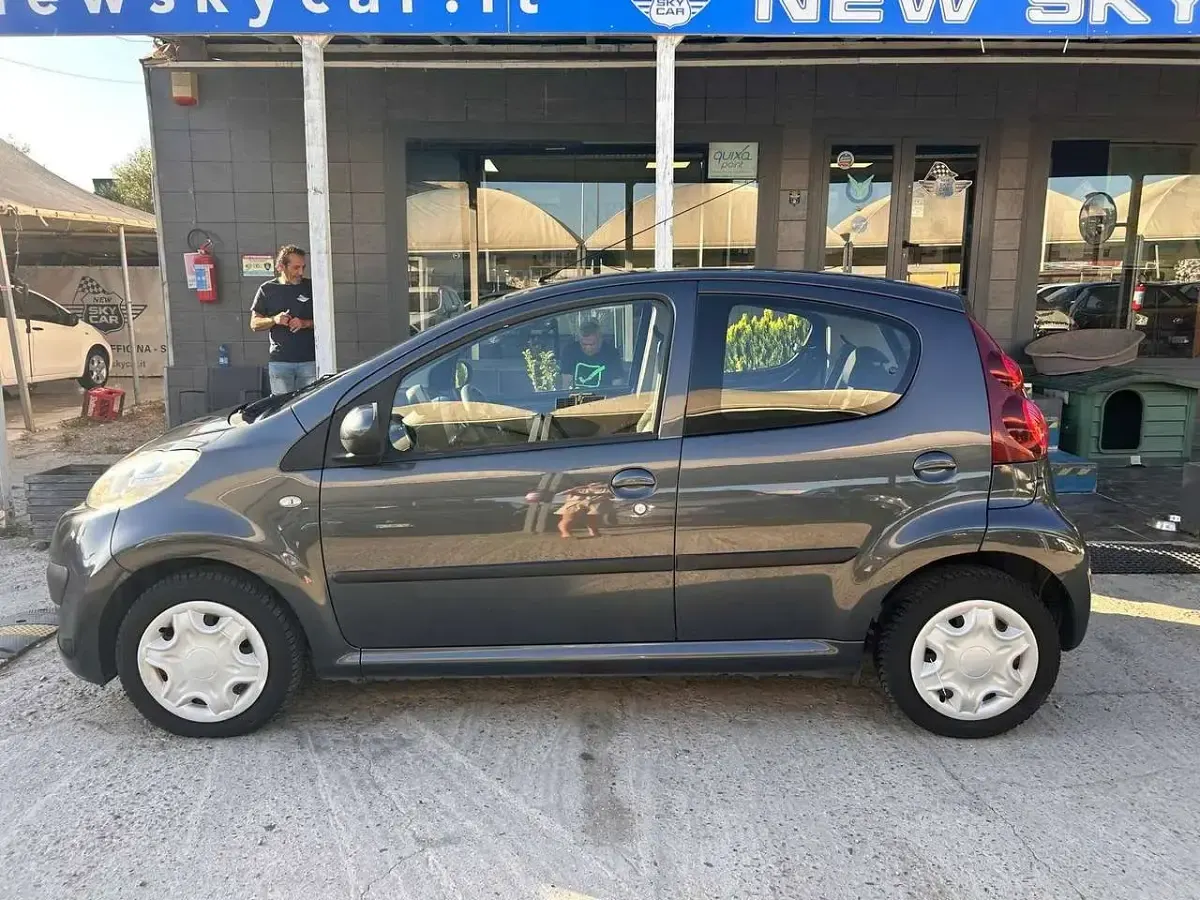 Usata Peugeot 107 Active 68 CV (50 kW) 2013 Grigio scuro Utilitaria