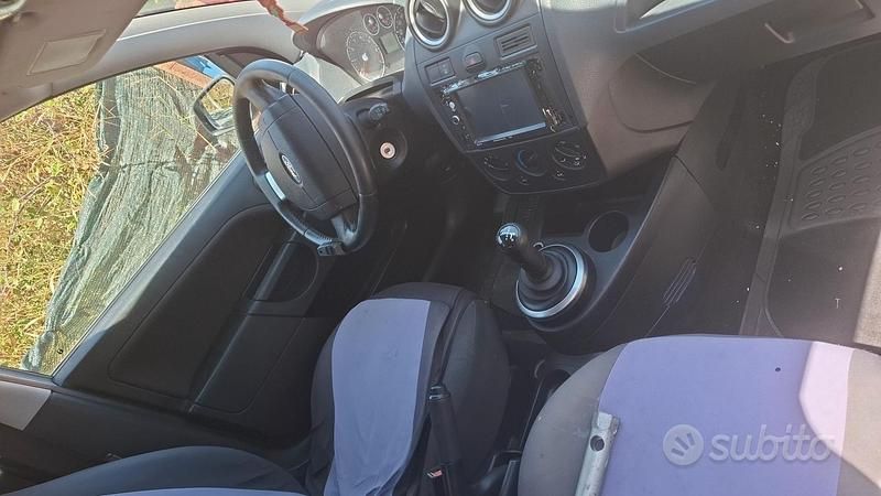 Usata 2006 Ford Fiesta Due volumi | 600 € (Super prezzo) - Immagine 1/4