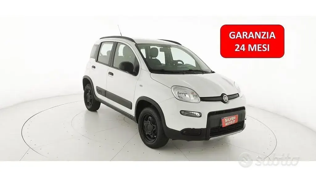 Usata Fiat Panda 4x4 S 84 CV (61 kW) 2019 Bianco pastello Utilitaria