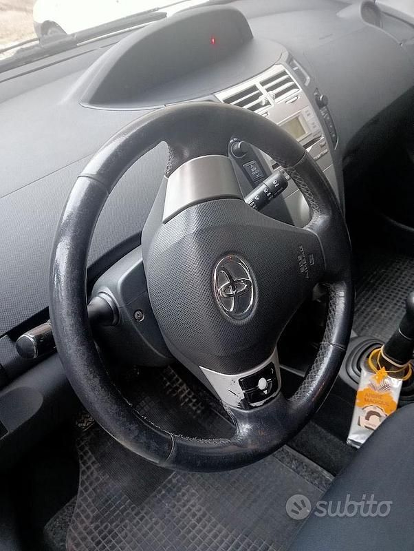 Usata Toyota Yaris 90 CV (66 kW) 2007 Grigio Utilitaria