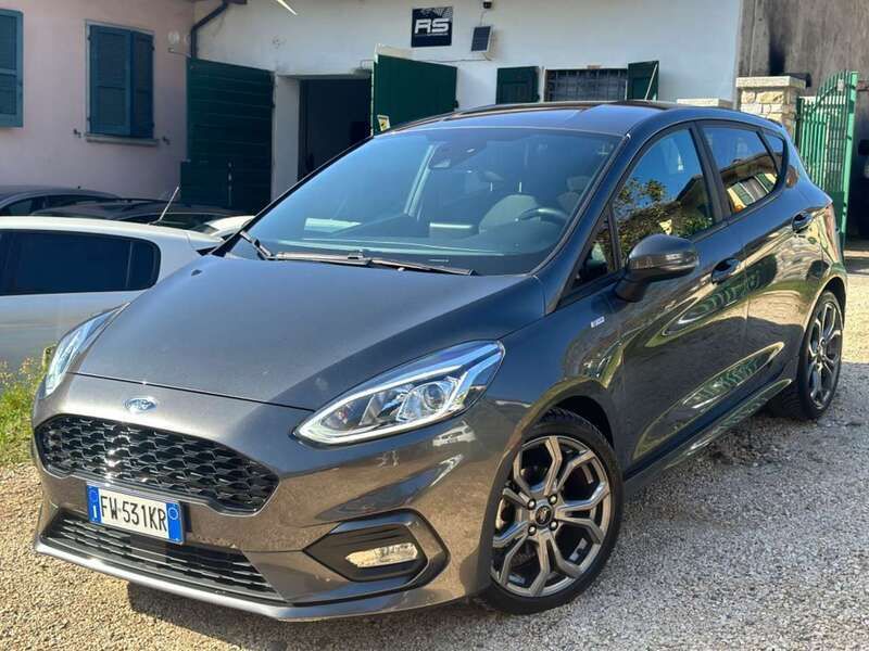 Grigio Usata 2019 Ford Fiesta ST-Line Due volumi | 13.490 € (Cara) - Immagine 1/4