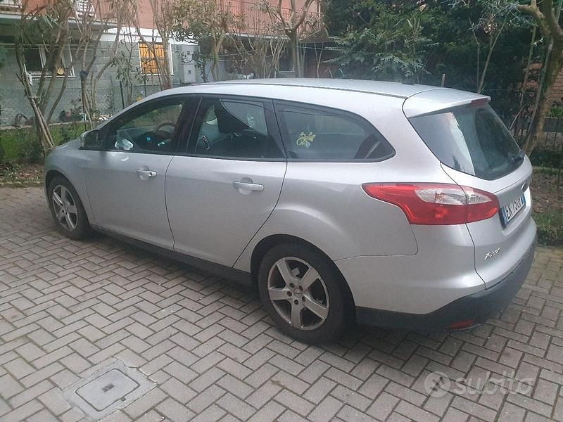 Usata Ford Focus 105 CV (77 kW) 2013 Grigio Station wagon