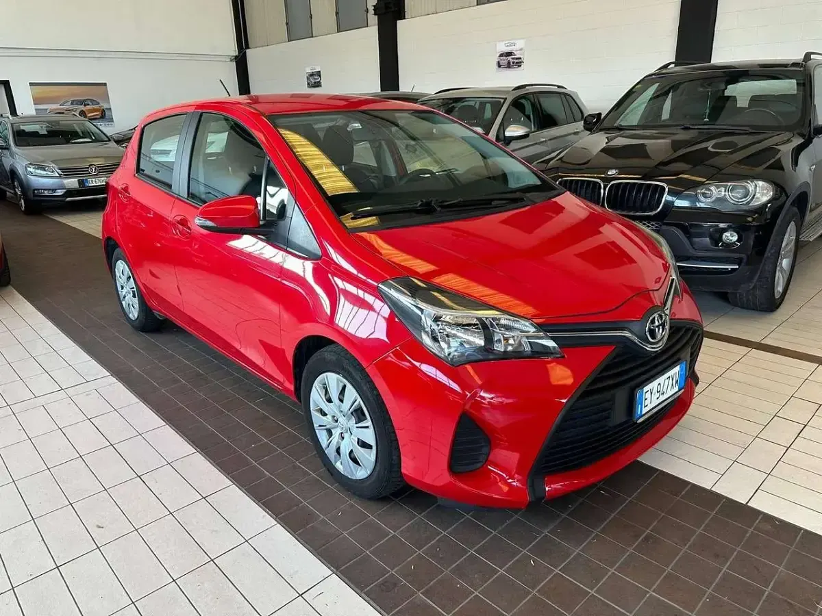 Usata Toyota Yaris Lounge 69 CV (50 kW) 2015 Rosso Utilitaria