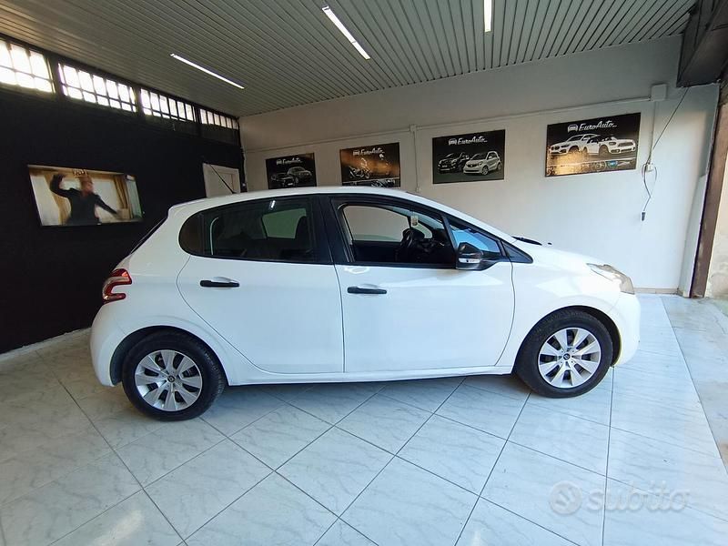 Usata Peugeot 208 68 CV (50 kW) 2014 Bianco Utilitaria