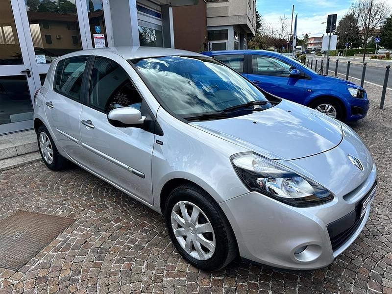 Begagnad Renault Clio IV Dynamique 75 HK (55 kW) 2012 Grå Sedan