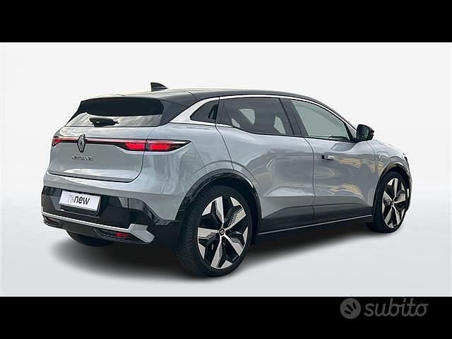 Usata Renault Megane E-Tech Techno 161 kW (220 CV) 2022 Grigio chiaro Berlina