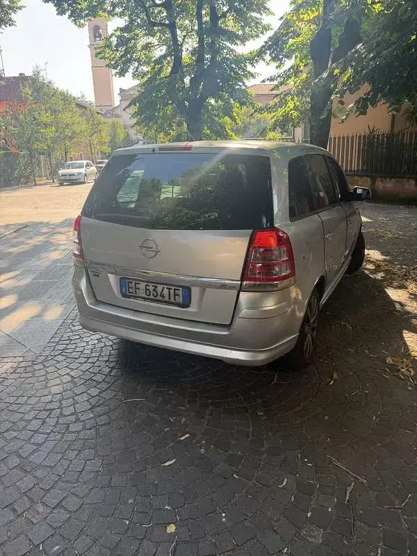 Usata Opel Zafira Cosmo 150 CV (110 kW) 2010 Monovolume