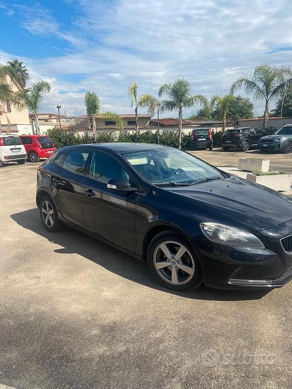 Usata Volvo V40 120 CV (88 kW) 2017 Nero Station wagon