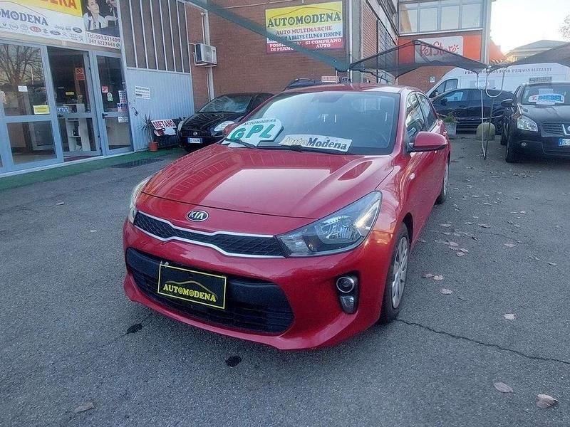Rosso Usata 2018 Kia Rio Tre volumi | 8450 € (Buon prezzo) - Immagine 1/4