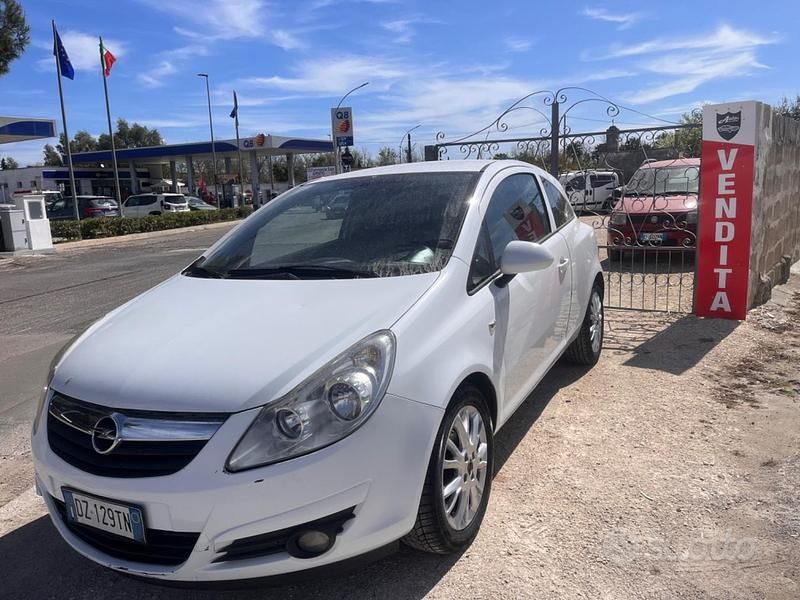Bianco Usata 2010 Opel Corsa Edition Tre volumi | 2499 € (Buon prezzo) - Immagine 1/4
