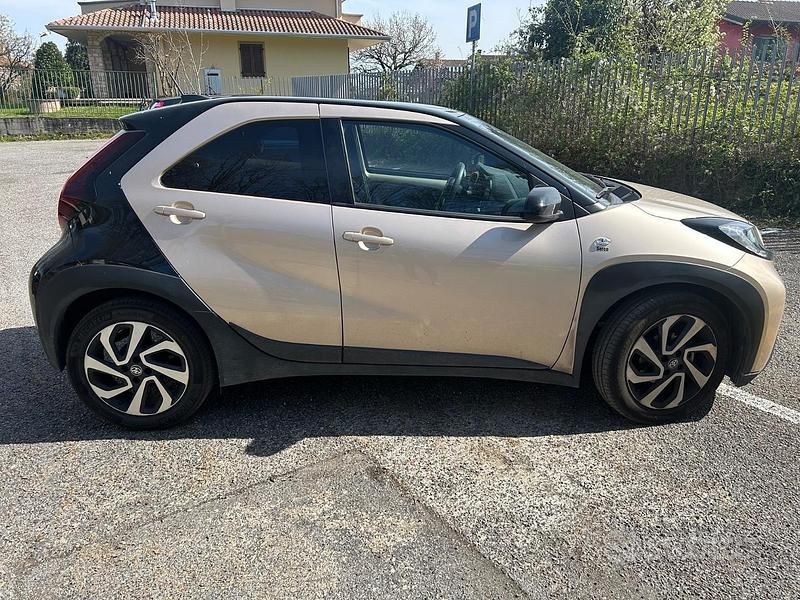 Usata Toyota Aygo X Trend 72 CV (52 kW) 2023 Beige SUV