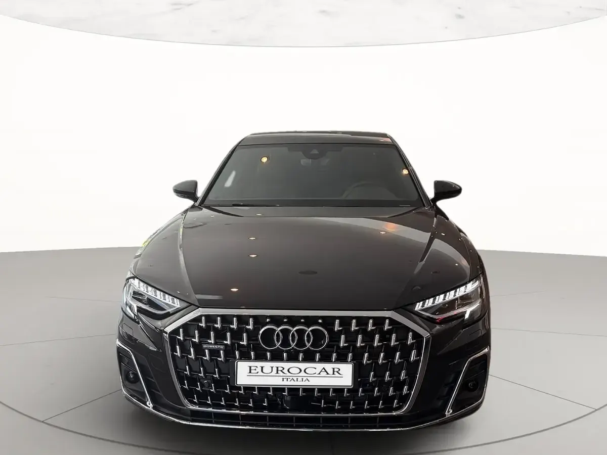 Nuova Audi A8 Ambiente 462 CV (339 kW) 2026 Marrone madeira metallizzato Berlina