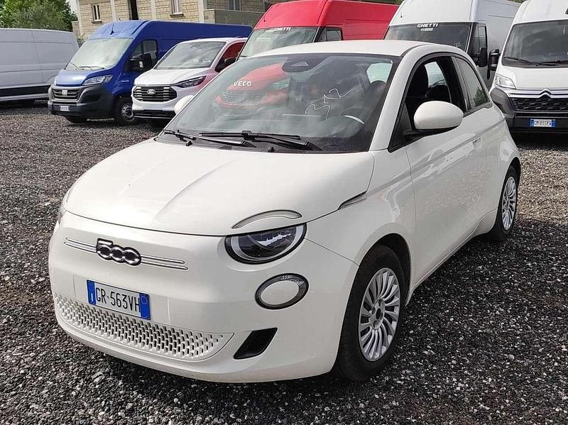 Begagnad Fiat 500e 42 kW (58 HK) 2023 Vit Halvkombi