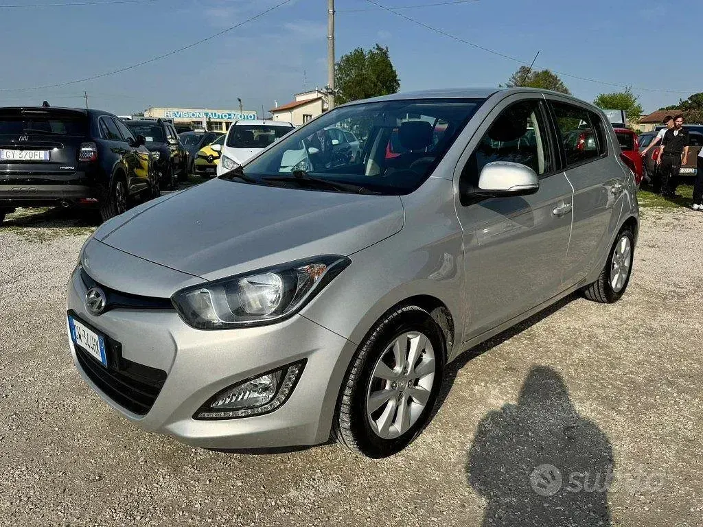 Usata Hyundai i20 Edition 75 CV (55 kW) 2013 Grigio Utilitaria