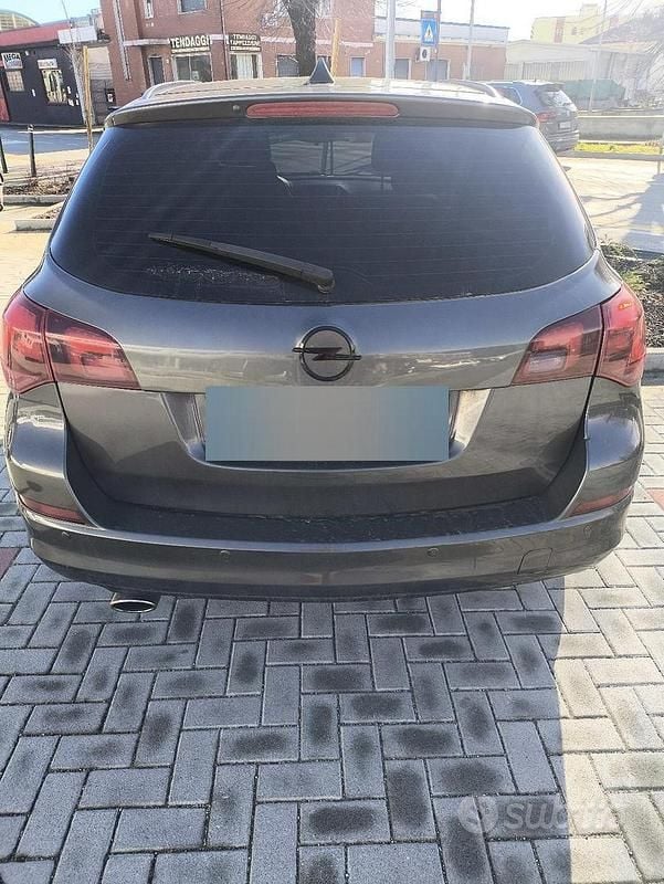 Usata Opel Astra Sport 140 CV (102 kW) 2013 Grigio Station wagon